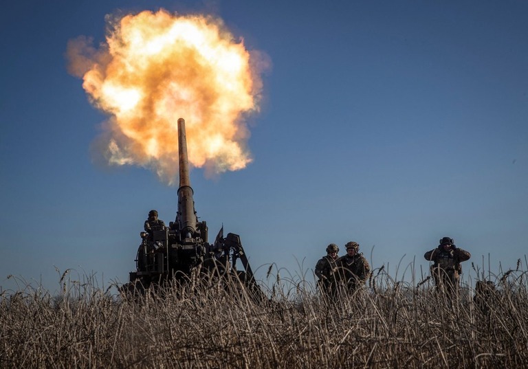 バフムート近郊の前線でロシア軍の陣地へ自走式カノン砲を発射するウクライナの兵士/Oleksandr Ratushniak/Reuters