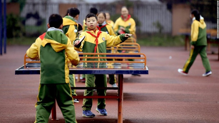 学校で卓球をする子どもたち＝２０１８年、四川省/Britta Pedersen/picture alliance/Getty Images