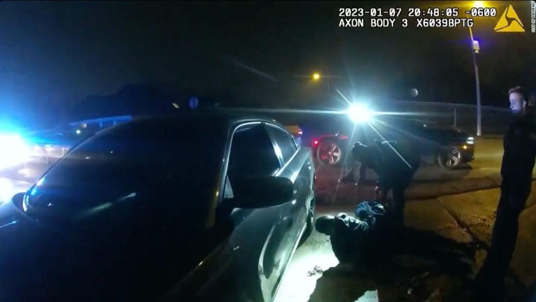 警官から激しい暴行を受けて路上に倒れ込んだタイリー・ニコルズさんの映像/City of Memphis