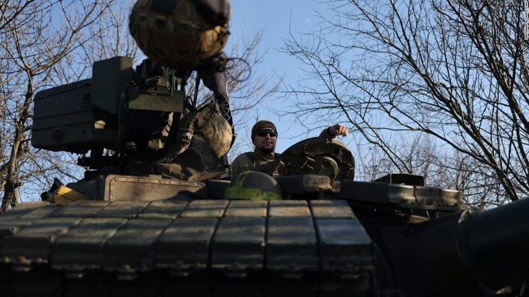ウクライナ東部バフムート近郊でソ連時代の戦車に乗るウクライナ軍兵士/Mathhias Somm/CNN