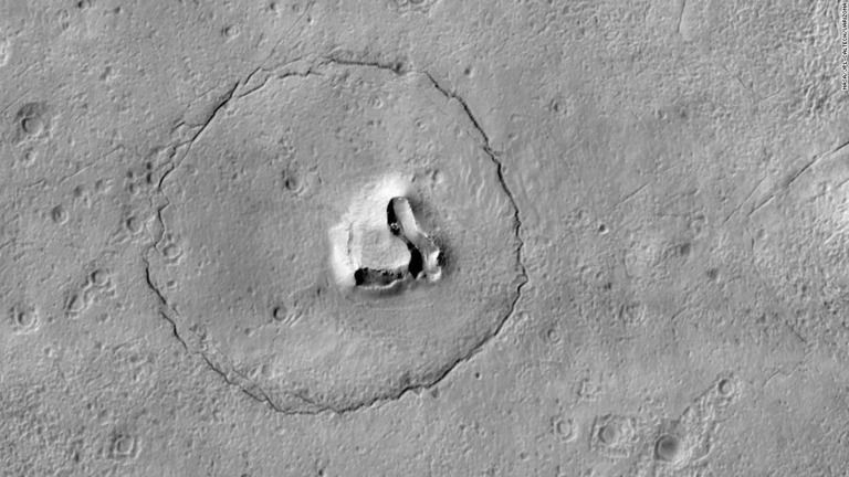 火星の表面で、クマの顔のように見える珍しい地形が捉えられていた/NASA/JPL-Caltech/UArizona