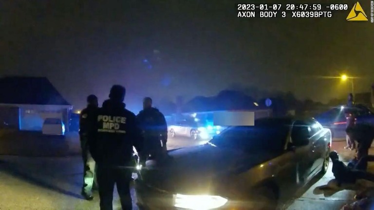 ボディーカメラの映像にはニコルズさんを囲む警官と車に寄りかかったニコルズさんが映っていた/City of Memphis