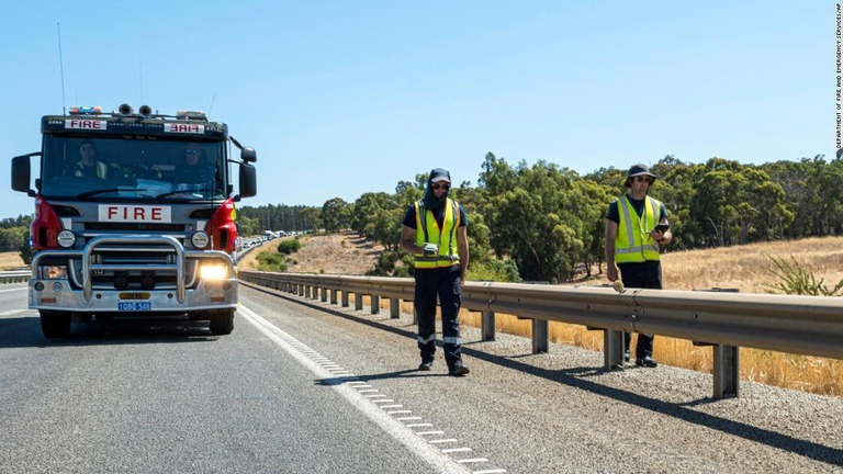 オーストラリア・西オーストラリア州の幹線道路沿いで紛失した放射性物質入りカプセルを当局が発見した/Department of Fire and Emergency Services/AP