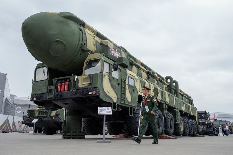 国防産業関連の展示会に出品されたロシアの大陸間弾道ミサイル（ＩＣＢＭ）「ＲＴ―２ＰＭ２」＝２０２２年８月、ロシア・モスクワ/The Washington Post/Getty Images