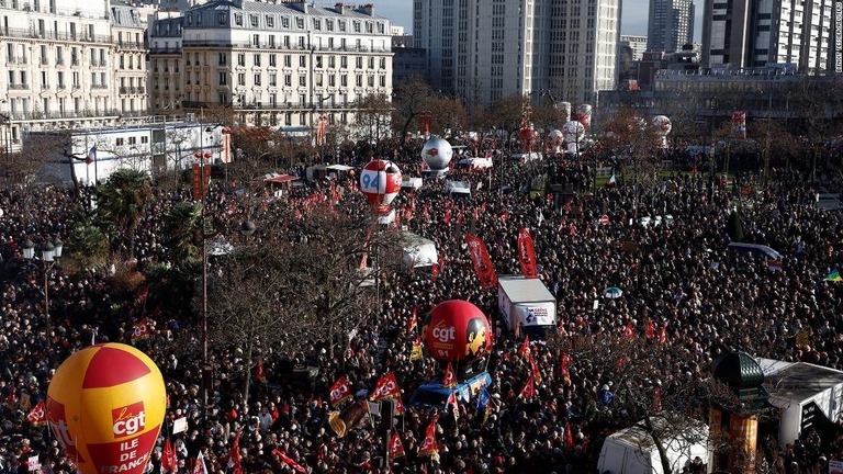 仏政府の年金制度改革案に反対するデモ＝１月３１日、仏パリのイタリー広場/Benoit Tessier/Reuters