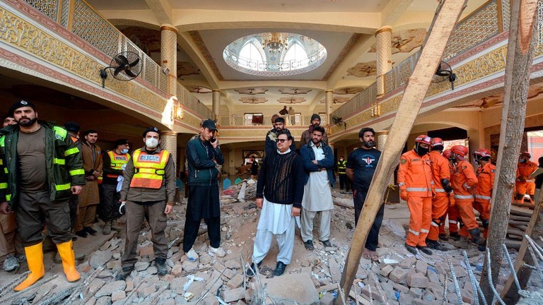 パキスタン北西部で起きたモスク自爆テロの死者が１００人に達した/Muhammad Zubair/AP