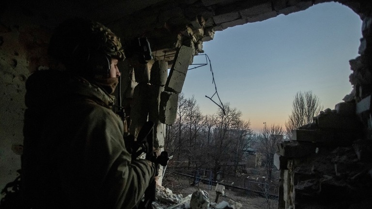 ロシア軍の攻撃の最中、バフムート方面を眺めるウクライナ軍の兵士＝１月２７日撮影/Yan Dobronosov/Reuters