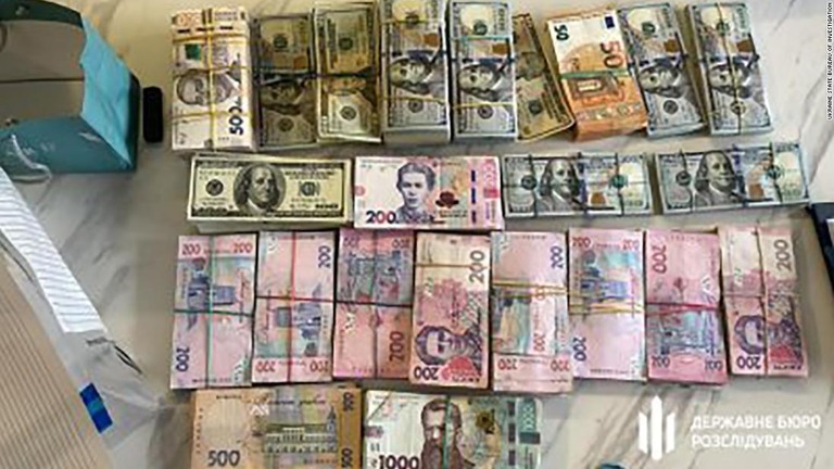 多額の現金や高級時計などがウクライナ当局の家宅捜索により発見された/Ukraine State Bureau of Investigation