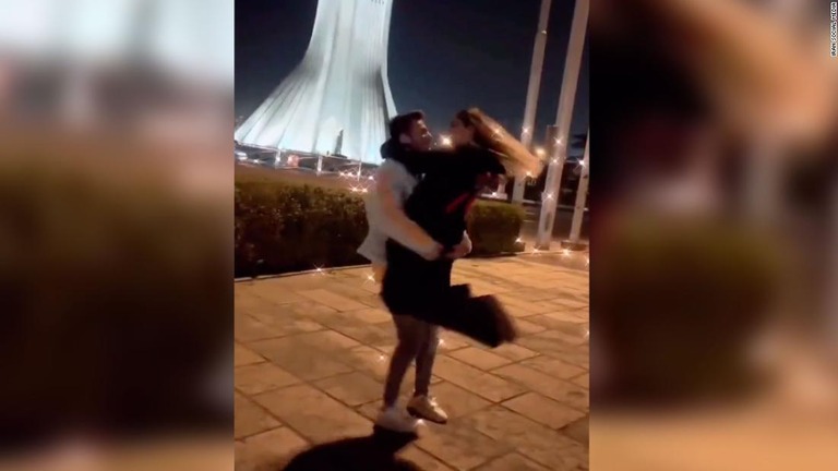 イラン・テヘラン西部のアザディ広場でダンスを踊る２人/Iran Social Media