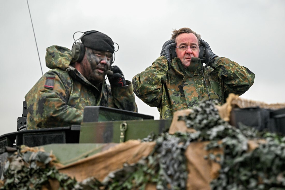 「レオパルト２」に乗るドイツのピストリウス国防相（右）＝１日、ドイツ西部アウグストドルフ/Sascha Schuermann/Getty Images