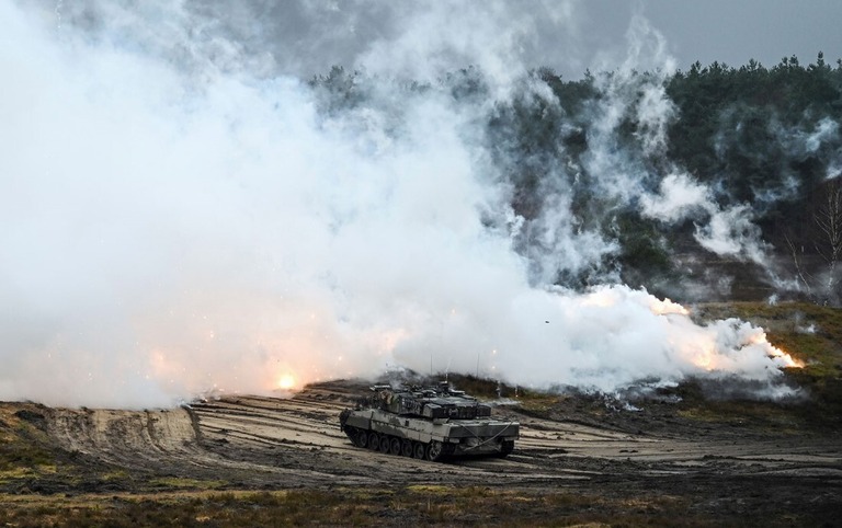 ドイツ陸軍の主力戦車「レオパルト２」＝１日、ドイツ西部アウグストドルフ/Ann-Marie Utz/picture-alliance/dpa/AP