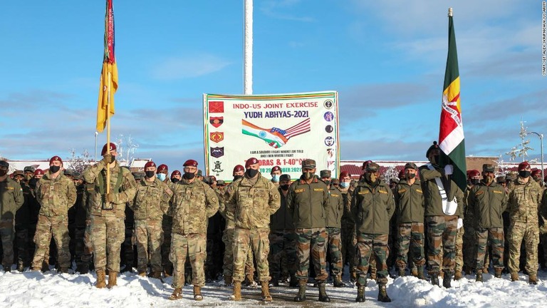 米アラスカ州の基地で合同訓練開始の式典に臨む米印両軍の兵士たち＝２１年１０月撮影/Staff Sgt. Alex Skripnichuk/US Army