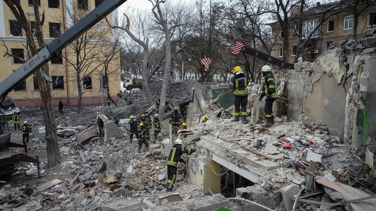 救助隊員が破壊された集合住宅で作業を進める＝２日、クラマトルスク/Vitalii Hnidyi/Reuters