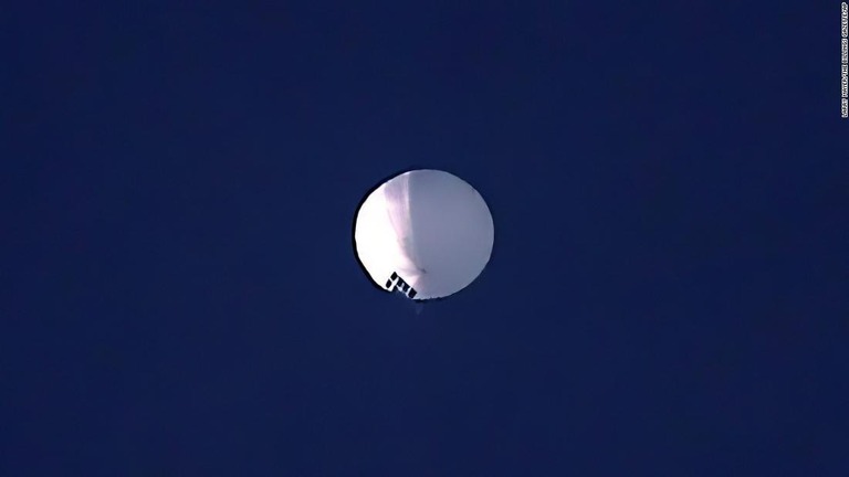 中国のものとみられる高高度偵察気球＝１日、米モンタナ州ビリングス上空/Larry Mayer/The Billings Gazette/AP