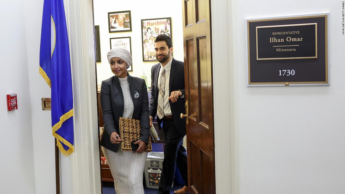 事務所を出るイルハン・オマル下院議員＝２日、米ワシントン/Kevin Dietsch/Getty Images