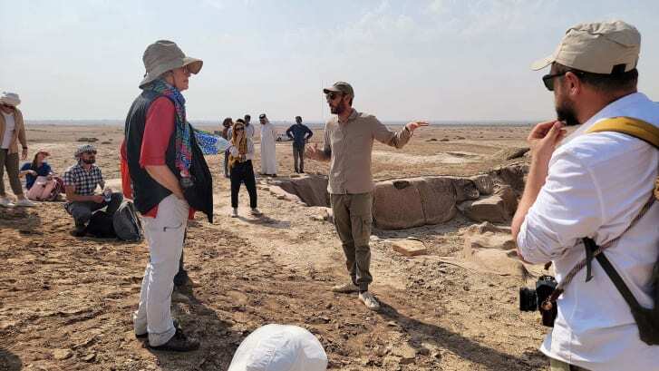 古代都市ラガシュでの次なる計画について話し合う研究チーム/Lagash Archaeological Project