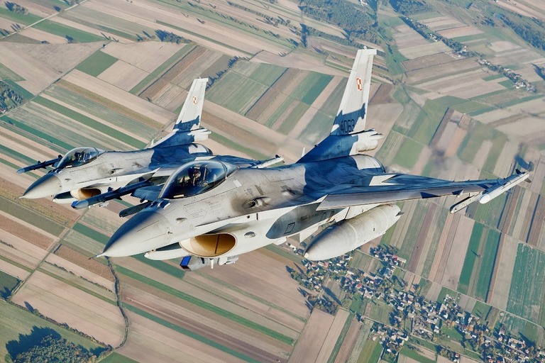 ＮＡＴＯの演習に参加するポーランド軍のＦ１６戦闘機＝昨年１０月１２日撮影/Radoslaw Jozwiak/AFP/Getty Images