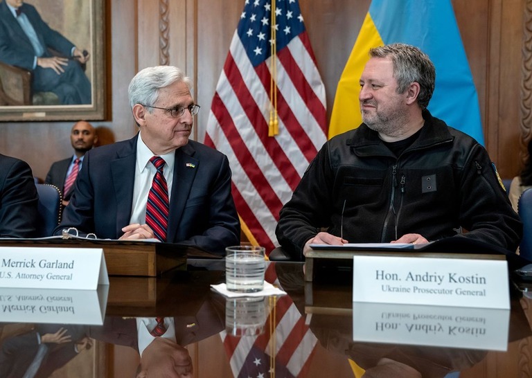 米司法省で会談するガーランド司法長官（左）とウクライナのコスチン検事総長/J. Scott Applewhite/AP