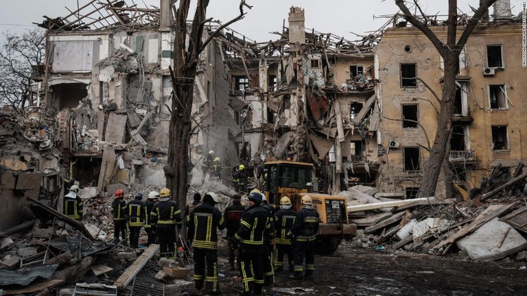 ロシア軍の攻撃によって破壊された建物で、がれきの除去を行う救急隊員＝２日、ウクライナ・クラマトルスク/Yasuyoshi Chiba/AFP/Getty Images