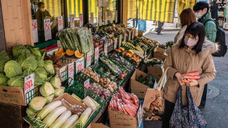 今年１月、東京のスーパーで野菜を買う人々/Yuichi Yamazaki/AFP/Getty Images