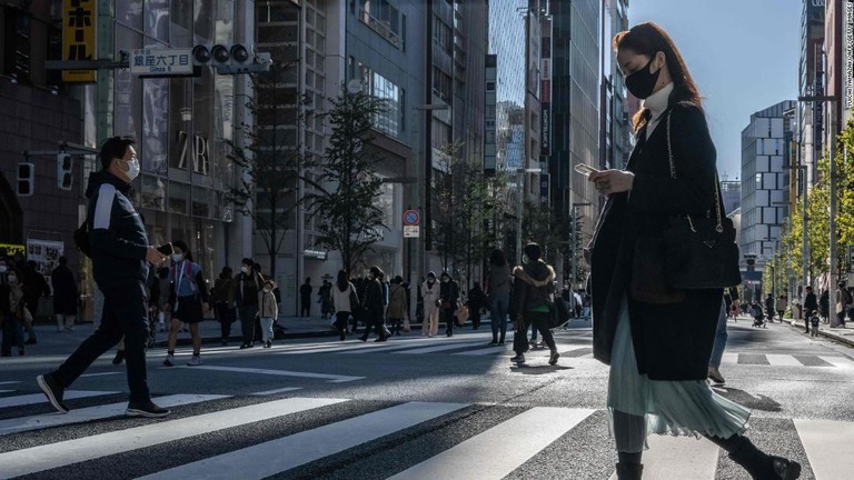 東京・銀座の街路を往来する人々＝２０２２年１１月２７日撮影/Yuichi Yamazaki/AFP/Getty Images