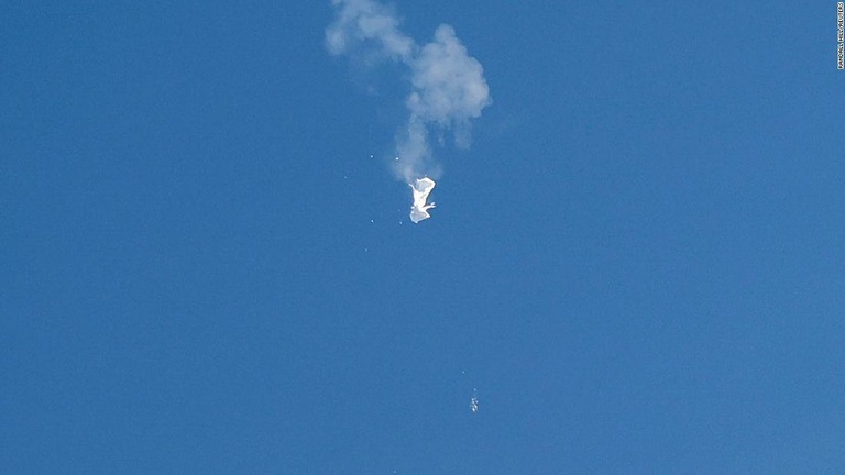 米軍戦闘機が米本土上空を飛行した中国の高高度偵察気球を撃墜した/Randall Hill/Reuters