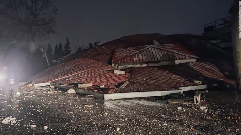 トルコでマグニチュード（Ｍ）７．８の地震が発生し、建物などに被害が出ている/Gokhan Cali/Anadolu Agency/Getty Images