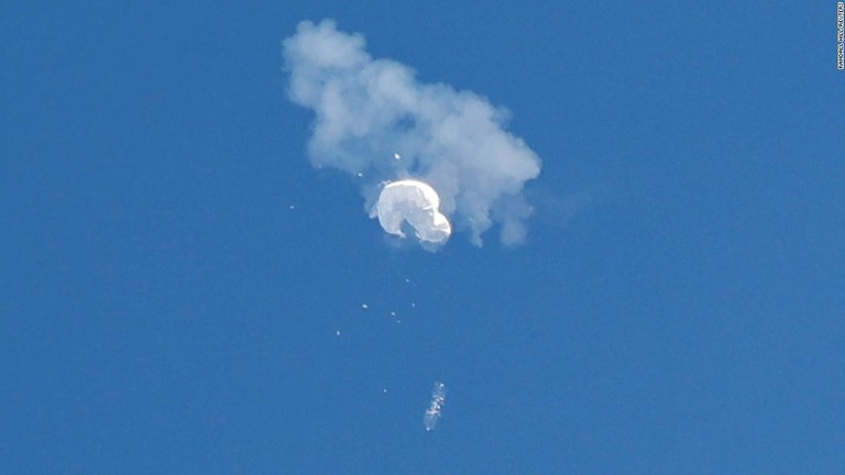 撃墜した偵察気球について、米海軍のダイバーが回収を支援する/Randall Hill/Reuters