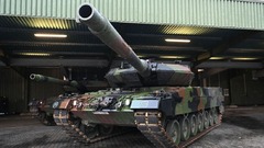 西側供与の戦車、ウクライナ防衛のためのみ　独首相