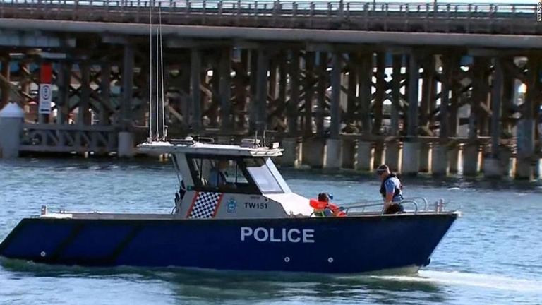 スワン川に派遣された警察の船/Nine News