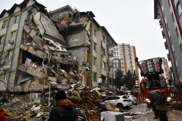 破損した建物で捜索活動を行う作業員＝６日、トルコ・カフラマンマラシュ/Adsiz Gunebakan/Anadolu Agency/Getty Images
