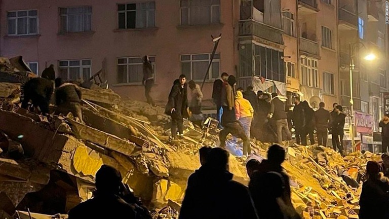 自宅を襲った大地震、いつまでも続く激しい揺れ　記者が目の当たりにした惨状　トルコ