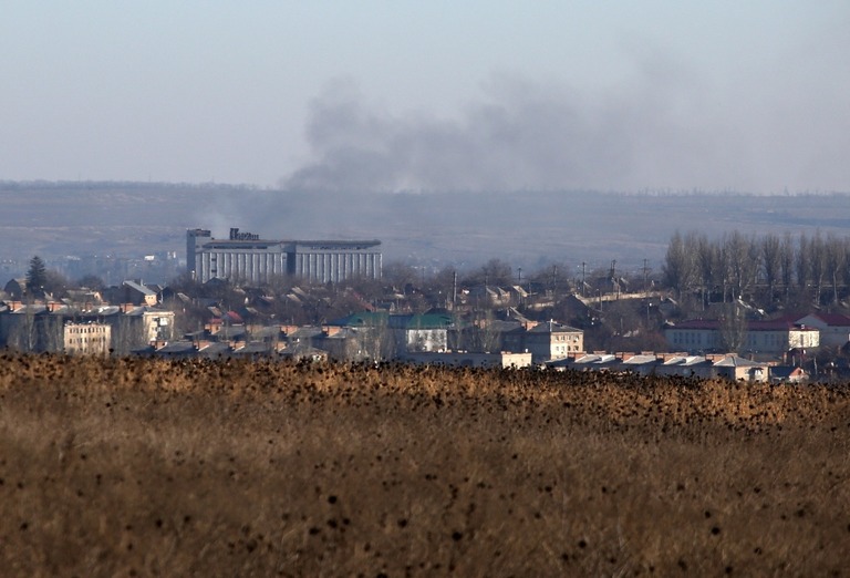 煙が上がるバフムート上空＝１月２５日/Anatolii Stepanov/AFP/Getty Images