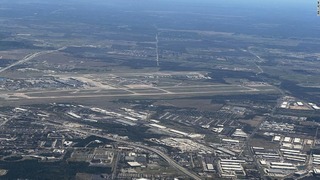 米テキサス州オースティンの国際空港で、旅客機と貨物機が異常接近する事態が発生した