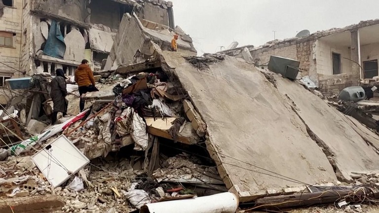 トルコとシリアの地震の死者、計４３７２人に
