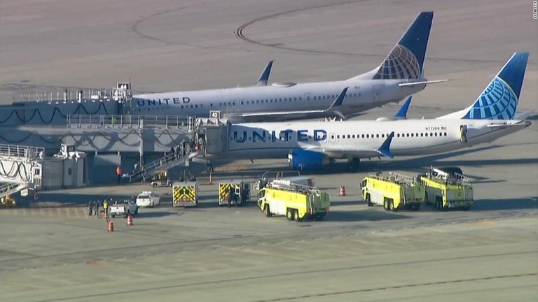 米国内線機内でバッテリー発火、出発空港に引き返す　４人を救急搬送