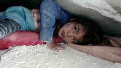 がれきの下で幼い姉が妹をかばい３６時間、無事救出　シリア