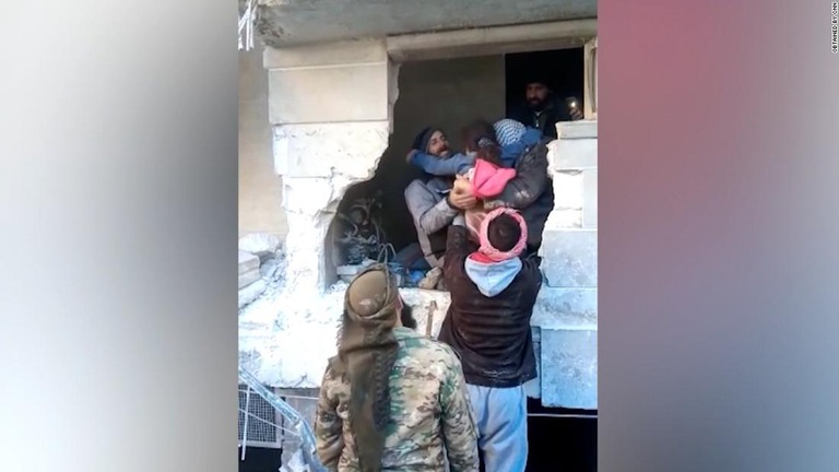 救助隊が救出を祝う様子。ただ、シリアでは今も大勢が瓦礫の下敷きになっているとみられている/Obtained by CNN