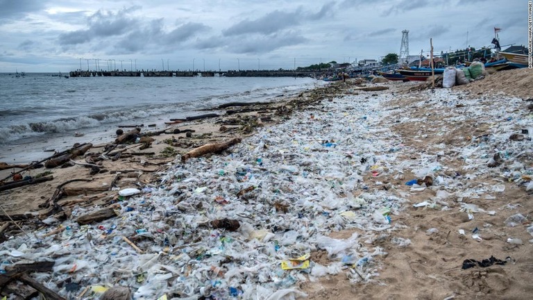 海岸に打ち上げられたごみ＝２０２１年１月２３日、インドネシア・バリ島/Agung Parameswara/Getty Images