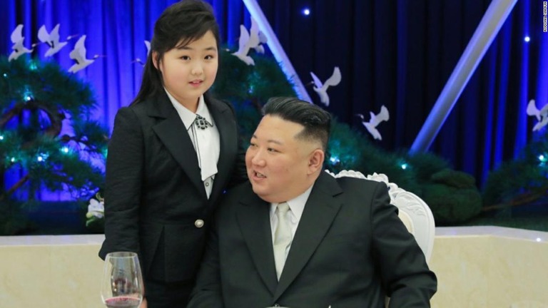 娘とみられる少女と写真に収まる金正恩氏/Rodong Sinmun