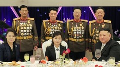 正恩氏、娘を連れて軍宿舎の宴会に　軍創建７５周年を記念