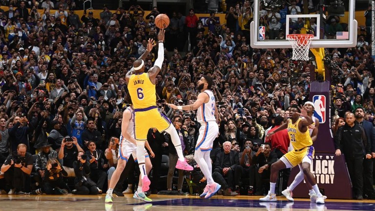 レブロン・ジェームズがＮＢＡ通算得点記録を更新した/Andrew D. Bernstein/NBAE/Getty Images