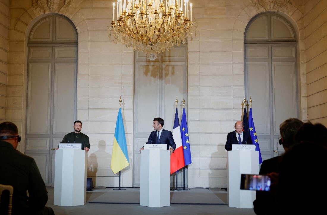 共同声明を発表するウクライナのゼレンスキー大統領（左）、マクロン仏大統領（中央）とショルツ独首相（右）＝８日、フランス・パリのエリゼ宮（大統領府）/Sarah Meyssonnier/Pool/Reuters