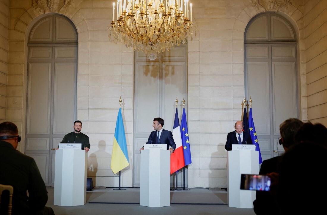 共同声明を発表するウクライナのゼレンスキー大統領(左)、マクロン仏大統領(中央)とショルツ独首相(右)=8日、フランス・パリのエリゼ宮(大統領府)/Sarah Meyssonnier/Pool/Reuters