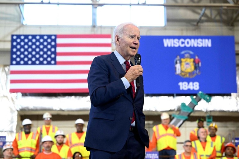 演説するバイデン米大統領＝８日、米ウィスコンシン州デフォレスト/Mandel Ngan/AFP/Getty Images