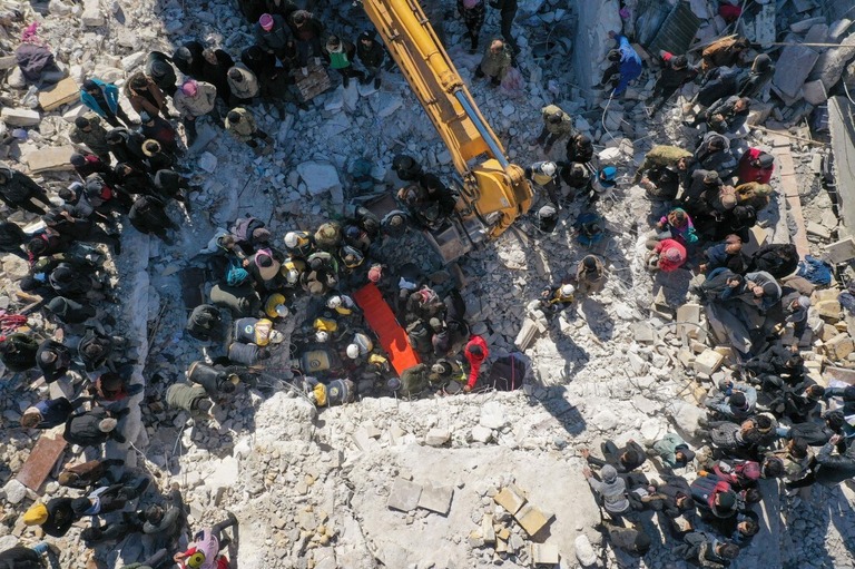 がれきの中を捜索する救助隊＝７日、シリア・イドリブ県サルキン/Omar Haj Kadour/AFP via Getty Images
