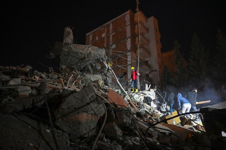 救助隊が捜索を行う様子＝９日、トルコ・アドゥヤマン/Ozkan Bilgin/Anadolu Agency/Getty Images
