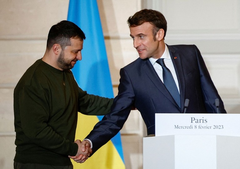 握手を交わすウクライナゼレンスキー大統領（左）とフランスのマクロン大統領＝８日、フランス・パリのエリゼ宮（大統領府）/Sarah Meyssonnier/Reuters
