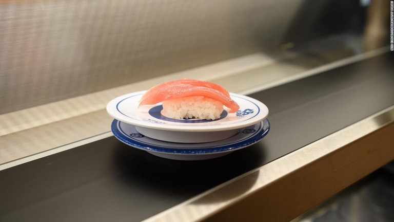 回転ずし店でレーン上をすしの皿が進む/Akio Kon/Bloomberg/Getty Images
