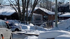 保育園にバス突入、子ども２人が死亡　モントリオール近郊